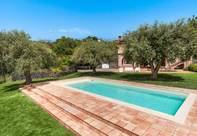 Villa in Milo - Villa with pool and sea views near Etna, Sicily Villa in Milo - Villa with pool and sea views near Etna, Sicily