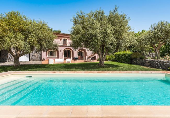 Villa in Milo - Villa with pool and sea views near Etna, Sicily Villa in Milo - Villa with pool and sea views near Etna, Sicily