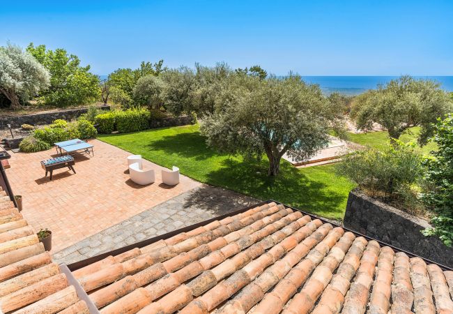 Villa in Milo - Villa with pool and sea views near Etna, Sicily Villa in Milo - Villa with pool and sea views near Etna, Sicily