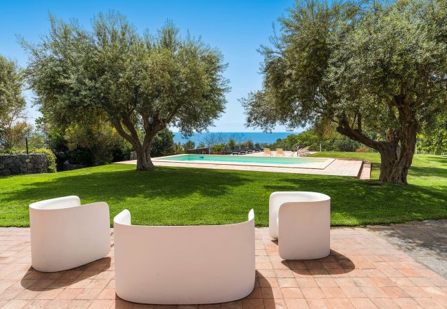 Villa in Milo - Villa with pool and sea views near Etna, Sicily Villa in Milo - Villa with pool and sea views near Etna, Sicily