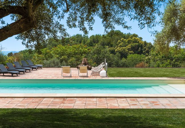 Villa in Milo - Villa with pool and sea views near Etna, Sicily Villa in Milo - Villa with pool and sea views near Etna, Sicily