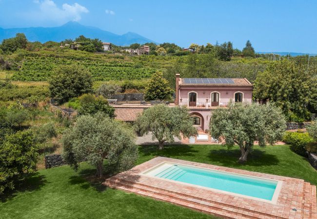 Villa in Milo - Villa with pool and sea views near Etna, Sicily Villa in Milo - Villa with pool and sea views near Etna, Sicily