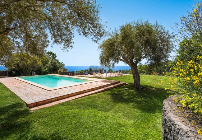 Villa in Milo - Villa with pool and sea views near Etna, Sicily Villa in Milo - Villa with pool and sea views near Etna, Sicily