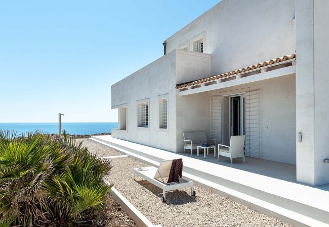 Villa in Portopalo di Capo Passero - Beach front villa, private pool, Portopalo, Sicily Villa in Portopalo di Capo Passero - Beach front villa, private pool, Portopalo, Sicily
