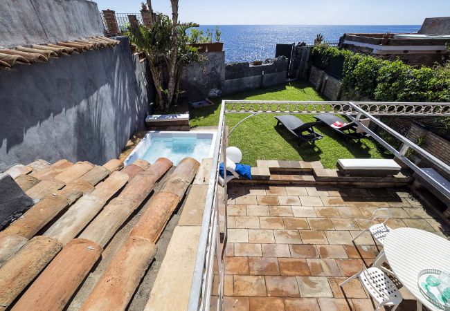 Villa in Santa Tecla di Acireale - Villa with Jacuzzi, direct access to the sea,  Santa Tecla, Sicily