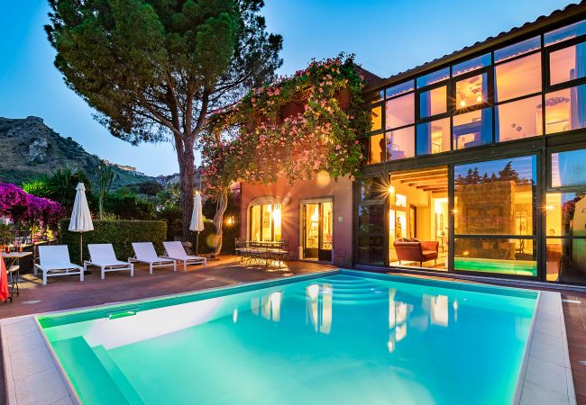 Villa in Taormina - Premium villa with pool in Taormina, Sicily - 10 pax Villa in Taormina - Premium villa with pool in Taormina, Sicily - 10 pax