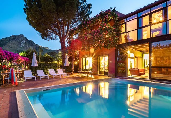 Villa in Taormina - Premium villa with pool in Taormina, Sicily - 10 pax Villa in Taormina - Premium villa with pool in Taormina, Sicily - 10 pax