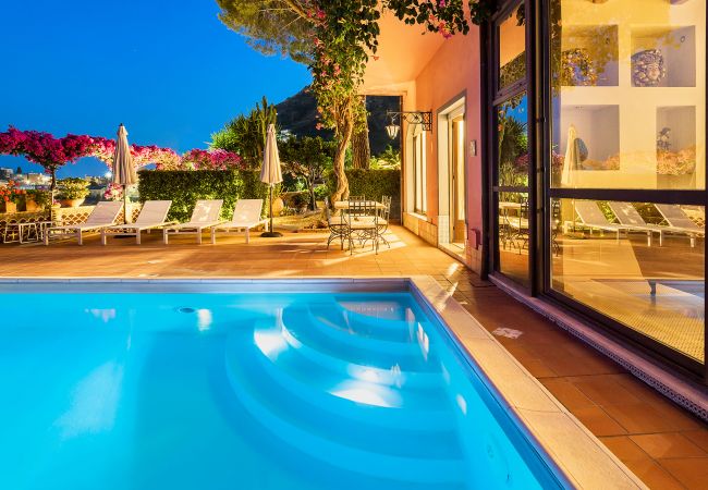 Villa in Taormina - Premium villa with pool in Taormina, Sicily - 10 pax Villa in Taormina - Premium villa with pool in Taormina, Sicily - 10 pax