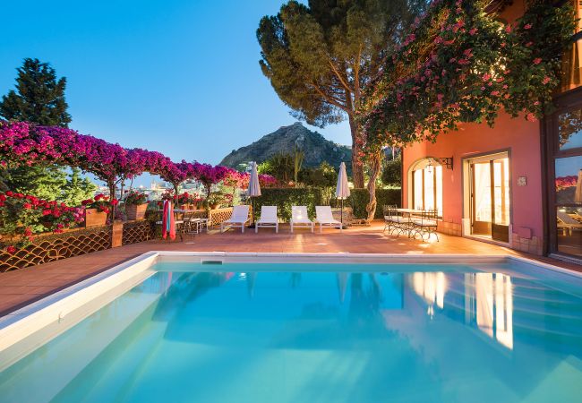 Villa in Taormina - Premium villa with pool in Taormina, Sicily - 10 pax Villa in Taormina - Premium villa with pool in Taormina, Sicily - 10 pax