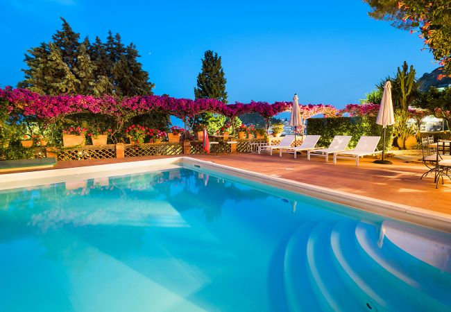 Villa in Taormina - Premium villa with pool in Taormina, Sicily - 10 pax Villa in Taormina - Premium villa with pool in Taormina, Sicily - 10 pax