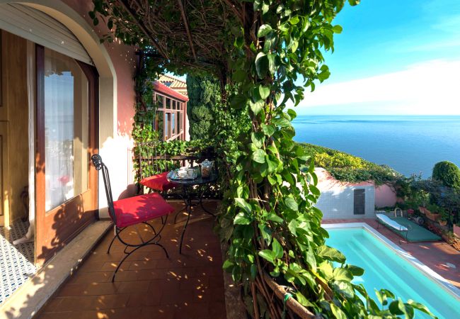 Villa in Taormina - Premium villa with pool in Taormina, Sicily - 10 pax Villa in Taormina - Premium villa with pool in Taormina, Sicily - 10 pax