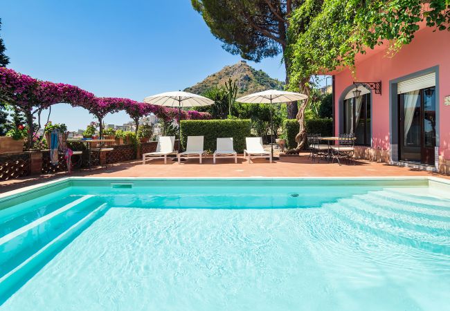 Villa in Taormina - Premium villa with pool in Taormina, Sicily - 10 pax Villa in Taormina - Premium villa with pool in Taormina, Sicily - 10 pax