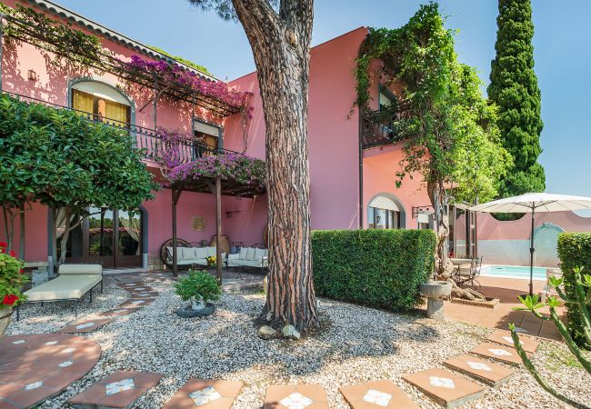 Villa in Taormina - Premium villa with pool in Taormina, Sicily - 10 pax Villa in Taormina - Premium villa with pool in Taormina, Sicily - 10 pax