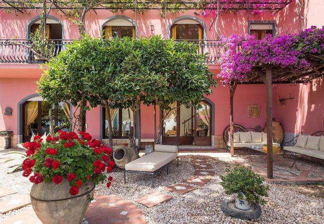 Villa in Taormina - Premium villa with pool in Taormina, Sicily - 10 pax Villa in Taormina - Premium villa with pool in Taormina, Sicily - 10 pax