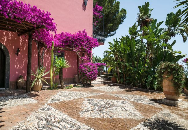 Villa in Taormina - Premium villa with pool in Taormina, Sicily - 10 pax Villa in Taormina - Premium villa with pool in Taormina, Sicily - 10 pax