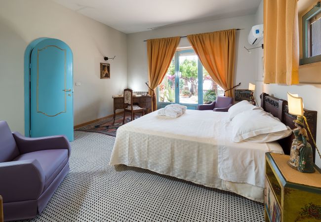 Villa in Taormina - Premium villa with pool in Taormina, Sicily - 10 pax Villa in Taormina - Premium villa with pool in Taormina, Sicily - 10 pax