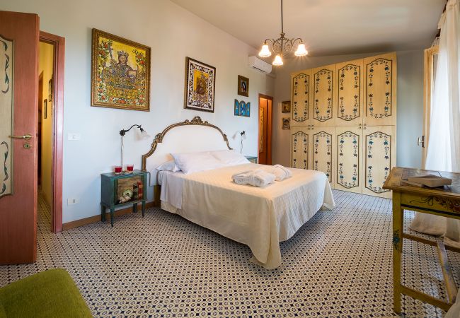 Villa in Taormina - Premium villa with pool in Taormina, Sicily - 10 pax Villa in Taormina - Premium villa with pool in Taormina, Sicily - 10 pax