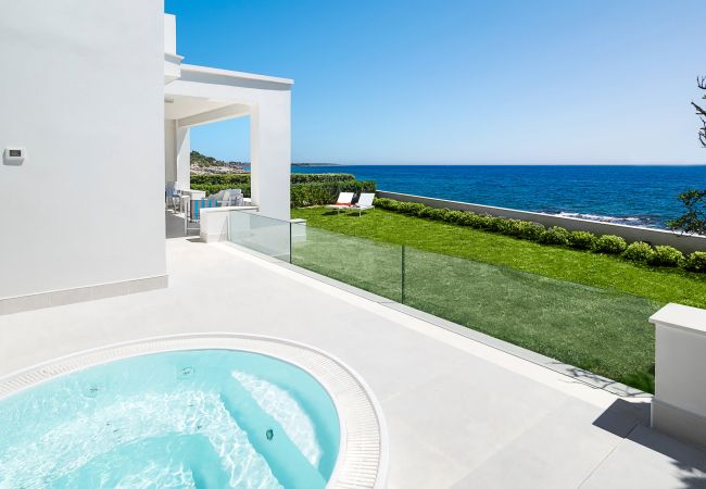 Villa in Siracusa - Design sea front villa with mini pool  in Fontane Bianche, Sicily Villa in Siracusa - Design sea front villa with mini pool  in Fontane Bianche, Sicily