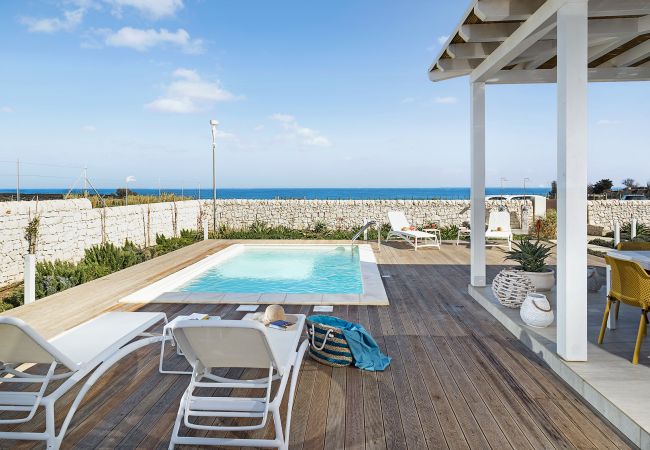 Villa in Noto - Seafront villa with pool near Syracuse, Sicily - Timo - 6 pax Villa in Noto - Seafront villa with pool near Syracuse, Sicily - Timo - 6 pax