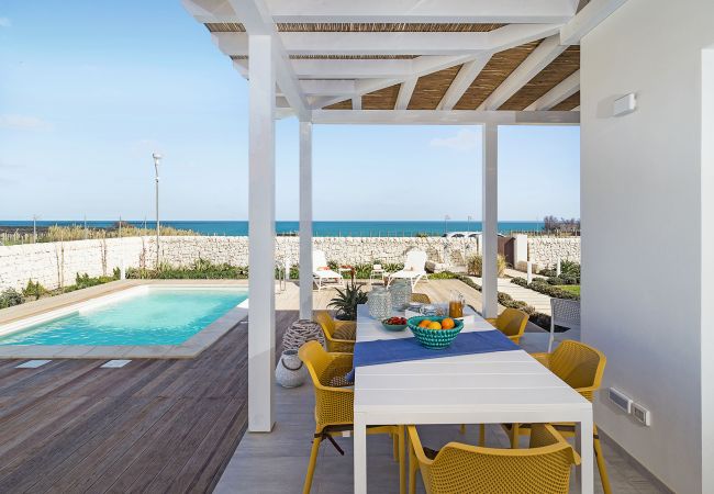 Villa in Noto - Seafront villa with pool near Syracuse, Sicily - Timo - 6 pax Villa in Noto - Seafront villa with pool near Syracuse, Sicily - Timo - 6 pax
