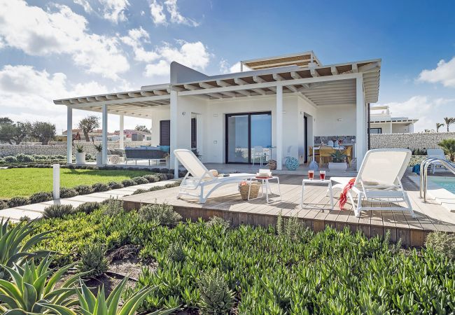Villa in Noto - Seafront villa with pool near Syracuse, Sicily - Timo - 6 pax Villa in Noto - Seafront villa with pool near Syracuse, Sicily - Timo - 6 pax