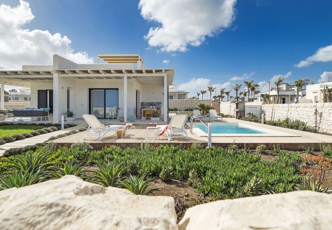 Villa in Noto - Seafront villa with pool near Syracuse, Sicily - Timo - 6 pax Villa in Noto - Seafront villa with pool near Syracuse, Sicily - Timo - 6 pax