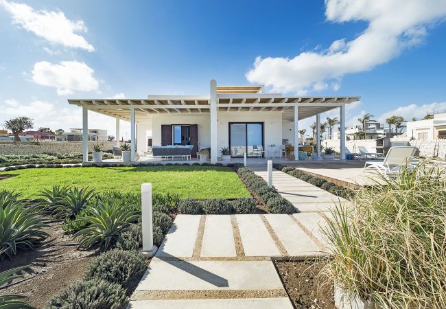 Villa in Noto - Seafront villa with pool near Syracuse, Sicily - Timo - 6 pax Villa in Noto - Seafront villa with pool near Syracuse, Sicily - Timo - 6 pax
