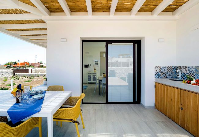 Villa in Noto - Seafront villa with pool near Syracuse, Sicily - Timo - 6 pax Villa in Noto - Seafront villa with pool near Syracuse, Sicily - Timo - 6 pax