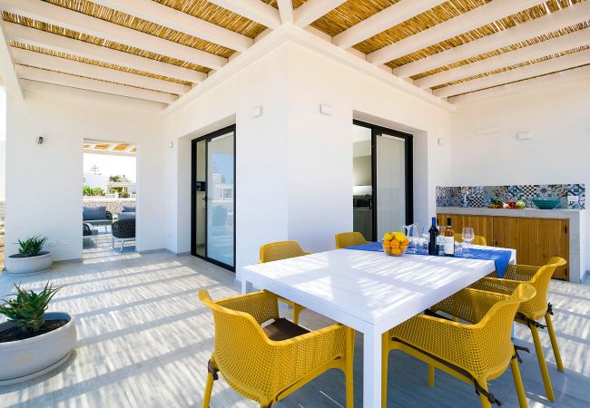 Villa in Noto - Seafront villa with pool near Syracuse, Sicily - Timo - 6 pax Villa in Noto - Seafront villa with pool near Syracuse, Sicily - Timo - 6 pax