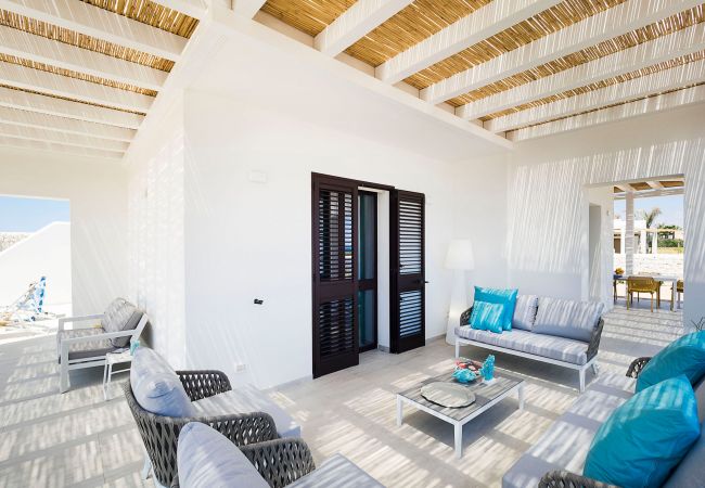 Villa in Noto - Seafront villa with pool near Syracuse, Sicily - Timo - 6 pax Villa in Noto - Seafront villa with pool near Syracuse, Sicily - Timo - 6 pax