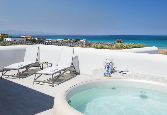 Villa in Noto - Seafront villa with pool near Syracuse, Sicily - Timo - 6 pax Villa in Noto - Seafront villa with pool near Syracuse, Sicily - Timo - 6 pax