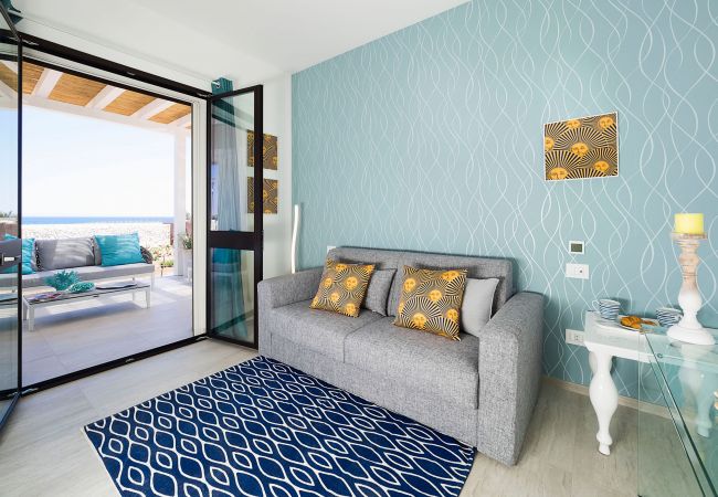 Villa in Noto - Seafront villa with pool near Syracuse, Sicily - Timo - 6 pax Villa in Noto - Seafront villa with pool near Syracuse, Sicily - Timo - 6 pax