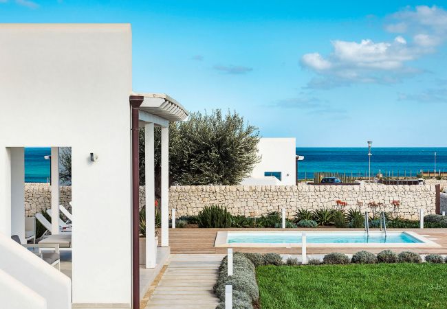Villa in Noto - Seafront villa with pool near Syracuse, Sicily - Rosmarino - 6 pax Villa in Noto - Seafront villa with pool near Syracuse, Sicily - Rosmarino - 6 pax