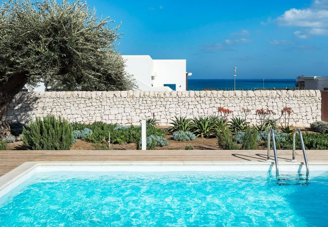 Villa in Noto - Seafront villa with pool near Syracuse, Sicily - Rosmarino - 6 pax Villa in Noto - Seafront villa with pool near Syracuse, Sicily - Rosmarino - 6 pax
