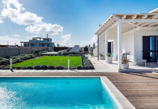 Villa in Noto - Seafront villa with pool near Syracuse, Sicily - Rosmarino - 6 pax
