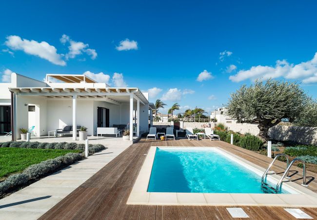 Villa in Noto - Seafront villa with pool near Syracuse, Sicily - Rosmarino - 6 pax Villa in Noto - Seafront villa with pool near Syracuse, Sicily - Rosmarino - 6 pax