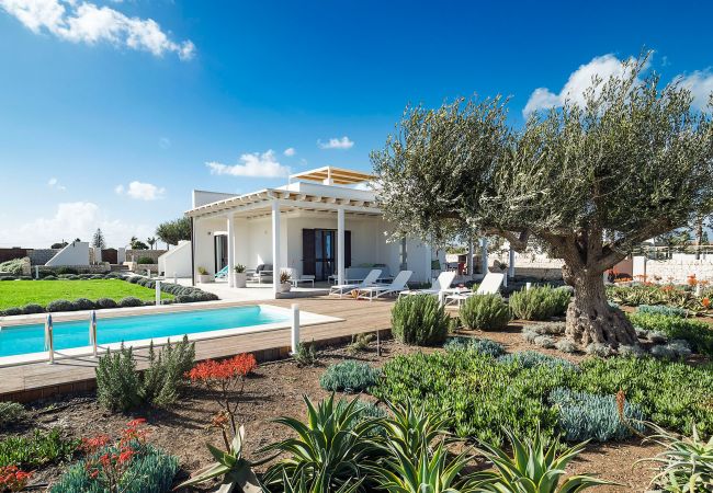 Villa in Noto - Seafront villa with pool near Syracuse, Sicily - Rosmarino - 6 pax