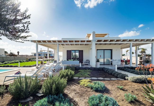 Villa in Noto - Seafront villa with pool near Syracuse, Sicily - Rosmarino - 6 pax Villa in Noto - Seafront villa with pool near Syracuse, Sicily - Rosmarino - 6 pax