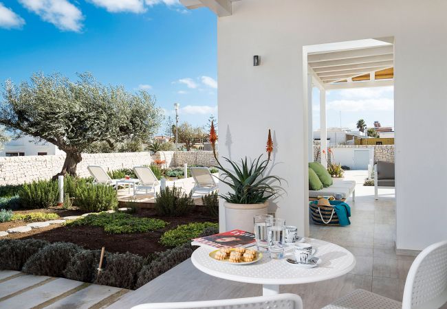 Villa in Noto - Seafront villa with pool near Syracuse, Sicily - Rosmarino - 6 pax Villa in Noto - Seafront villa with pool near Syracuse, Sicily - Rosmarino - 6 pax