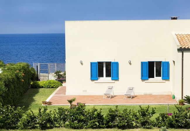 Villa in Augusta - Seafront villa with pool in the Noto Valley, Sicily South-East - 8 pax Villa in Augusta - Seafront villa with pool in the Noto Valley, Sicily South-East - 8 pax