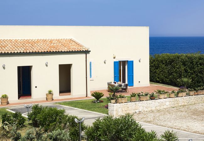 Villa in Augusta - Seafront villa with pool in the Noto Valley, Sicily South-East - 8 pax Villa in Augusta - Seafront villa with pool in the Noto Valley, Sicily South-East - 8 pax