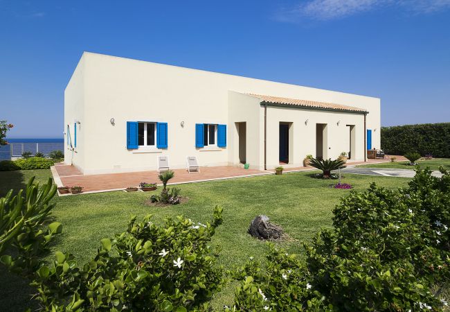 Villa in Augusta - Seafront villa with pool in the Noto Valley, Sicily South-East - 8 pax Villa in Augusta - Seafront villa with pool in the Noto Valley, Sicily South-East - 8 pax