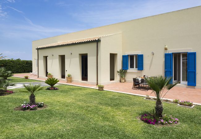 Villa in Augusta - Seafront villa with pool in the Noto Valley, Sicily South-East - 8 pax Villa in Augusta - Seafront villa with pool in the Noto Valley, Sicily South-East - 8 pax