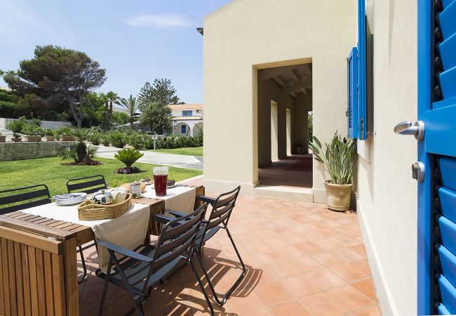 Villa in Augusta - Seafront villa with pool in the Noto Valley, Sicily South-East - 8 pax Villa in Augusta - Seafront villa with pool in the Noto Valley, Sicily South-East - 8 pax