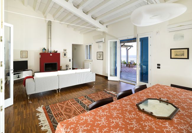 Villa in Augusta - Seafront villa with pool in the Noto Valley, Sicily South-East - 8 pax Villa in Augusta - Seafront villa with pool in the Noto Valley, Sicily South-East - 8 pax