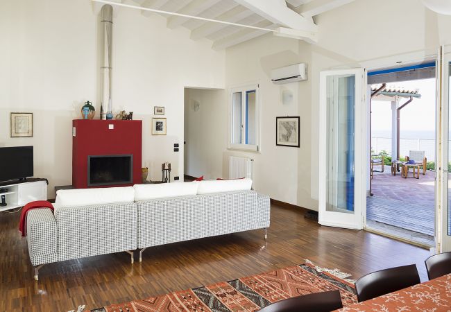 Villa in Augusta - Seafront villa with pool in the Noto Valley, Sicily South-East - 8 pax Villa in Augusta - Seafront villa with pool in the Noto Valley, Sicily South-East - 8 pax