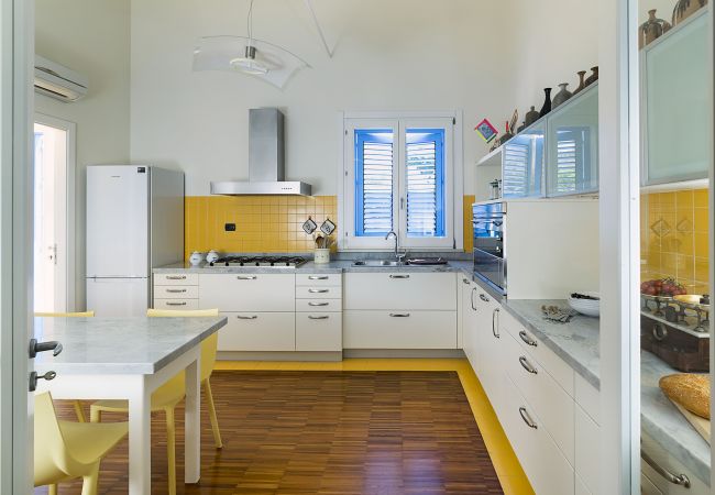 Villa in Augusta - Seafront villa with pool in the Noto Valley, Sicily South-East - 8 pax Villa in Augusta - Seafront villa with pool in the Noto Valley, Sicily South-East - 8 pax