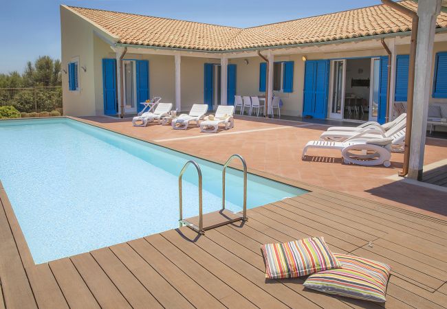Villa in Augusta - Seafront villa with pool in the Noto Valley, Sicily South-East - 8 pax Villa in Augusta - Seafront villa with pool in the Noto Valley, Sicily South-East - 8 pax