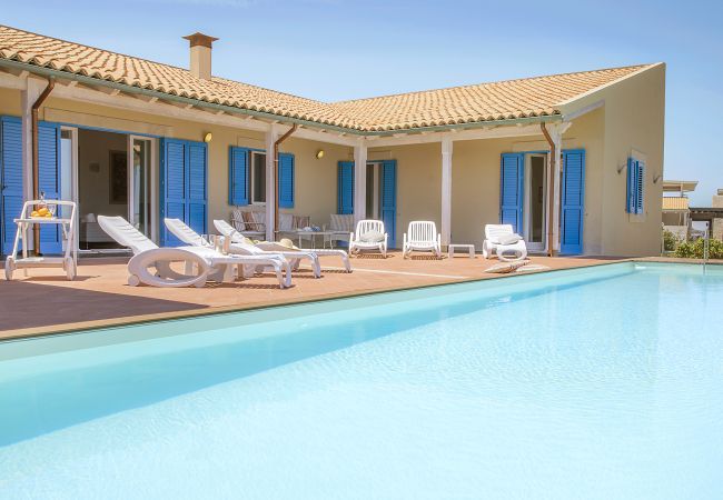 Villa in Augusta - Seafront villa with pool in the Noto Valley, Sicily South-East - 8 pax Villa in Augusta - Seafront villa with pool in the Noto Valley, Sicily South-East - 8 pax