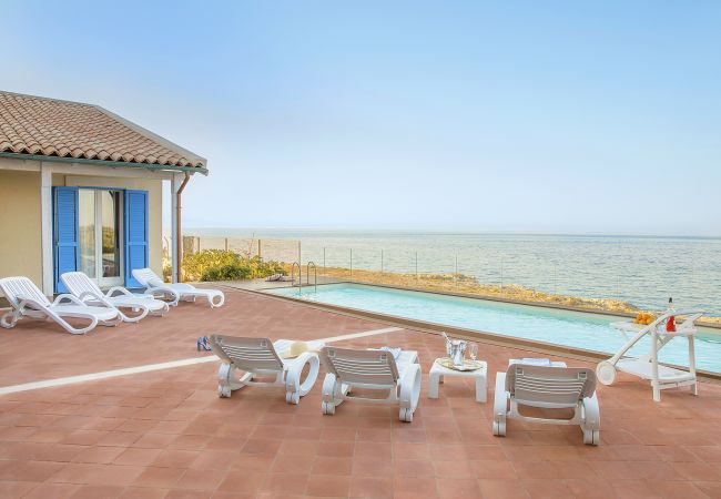 Villa in Augusta - Seafront villa with pool in the Noto Valley, Sicily South-East - 8 pax Villa in Augusta - Seafront villa with pool in the Noto Valley, Sicily South-East - 8 pax